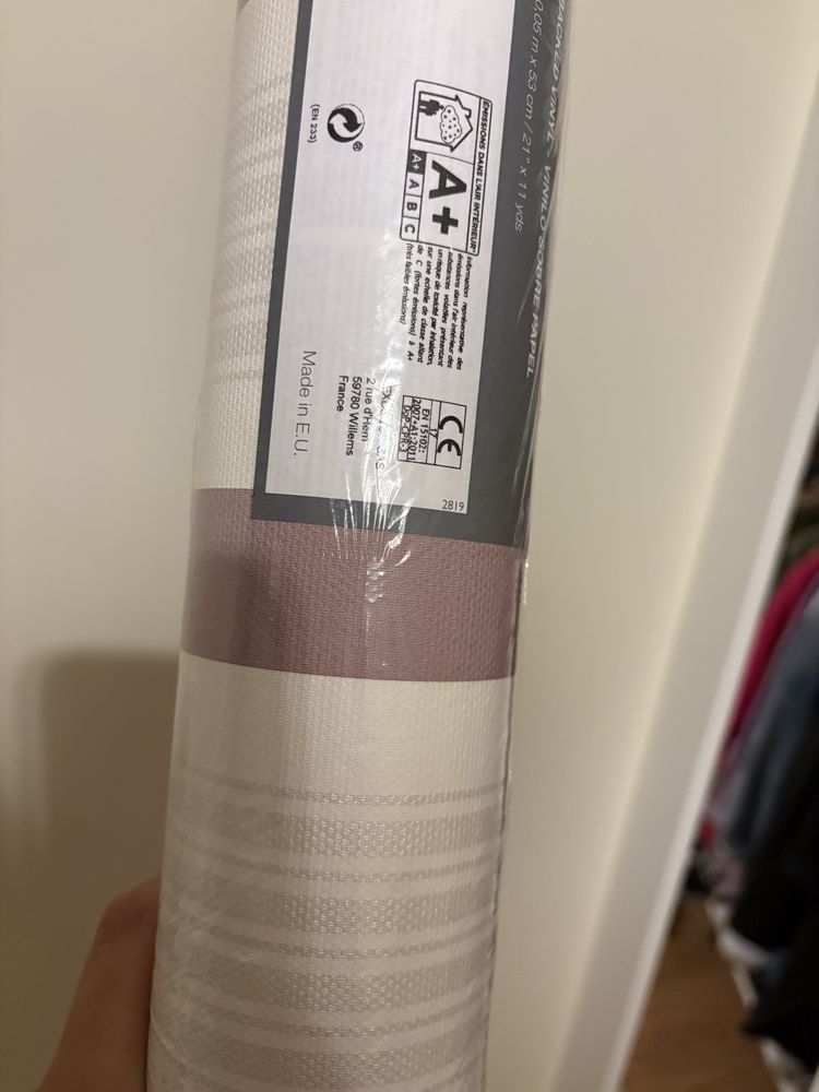 Papel de parede lilas e branco