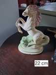Estatua do cavalo em cerâmica