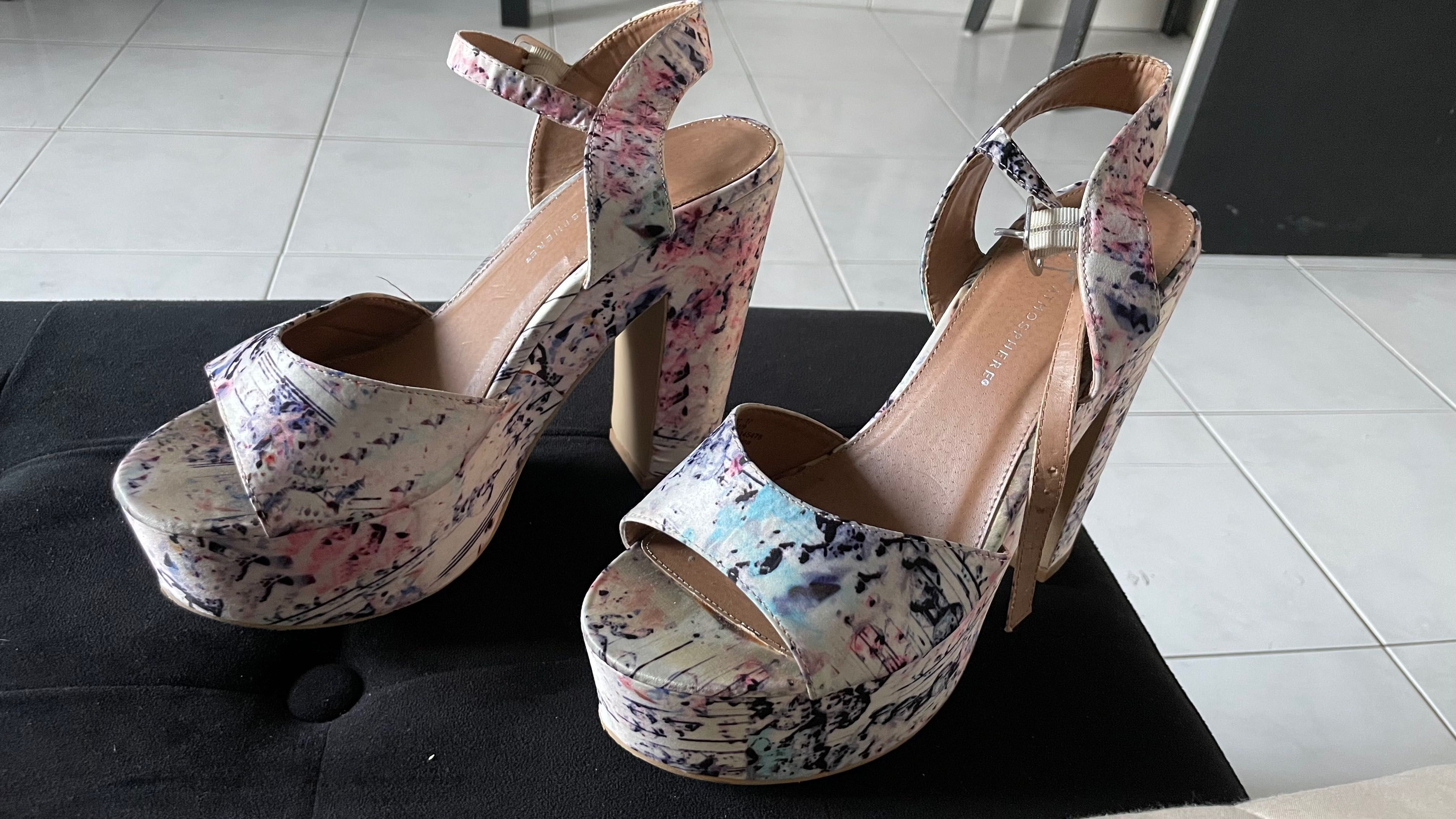 Sapatos saltos altos
