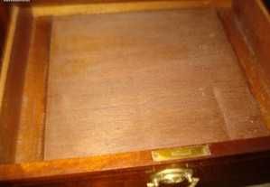 Móvel e mesa de sala de jantar