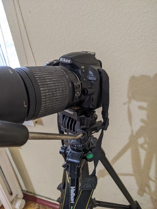 Nikon D3100 з штативом та об'єктивом