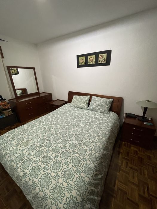 Mobilia de Quarto Completa em Madeira - 350€