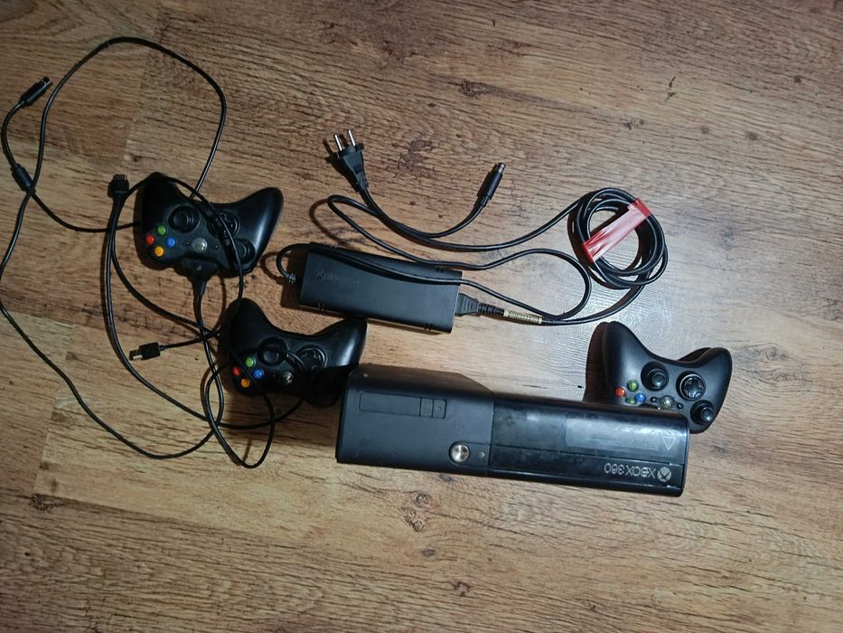 Używana Konsola XBOX 360 + 3 pady + 37 gier (z różnych gatunków)