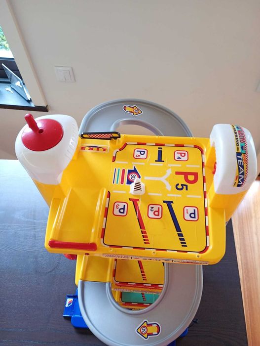 Vendo garagem infantil em bom estado