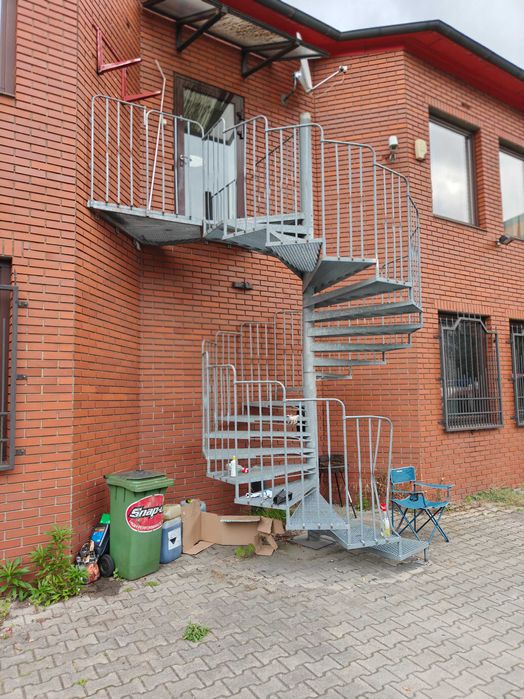 Schody zewnetrzne spiralne,fi ok,250cm,wysokosc ok,360cm+1m poręcze