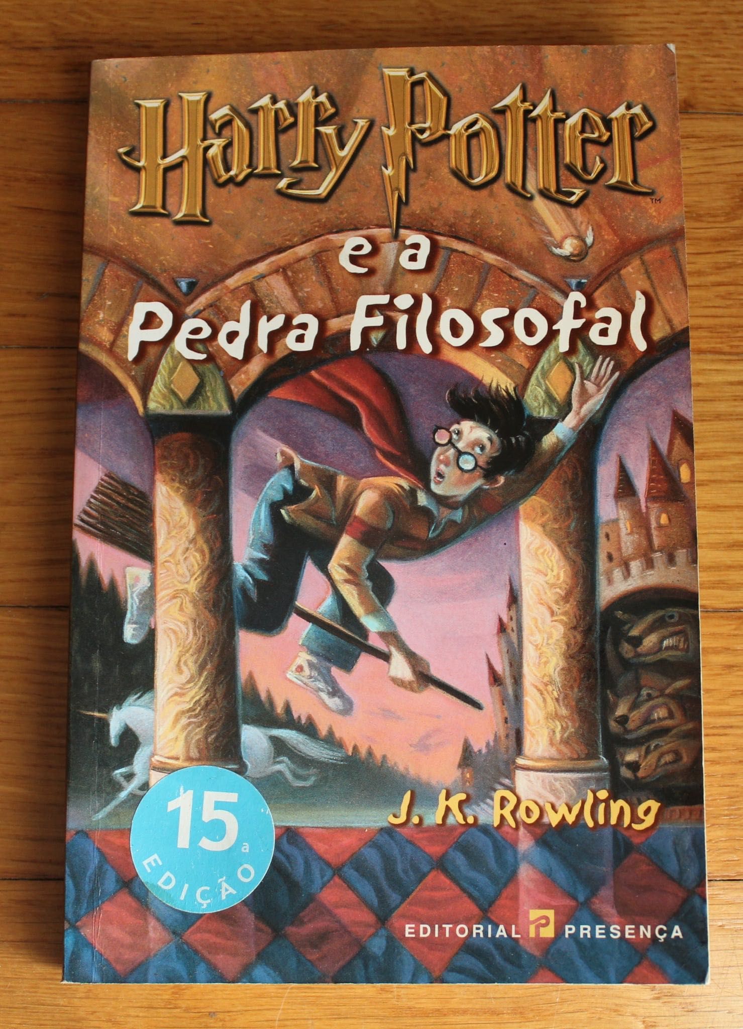 Livro "Harry Potter e a Pedra Filosofal", de J. K. Rowling