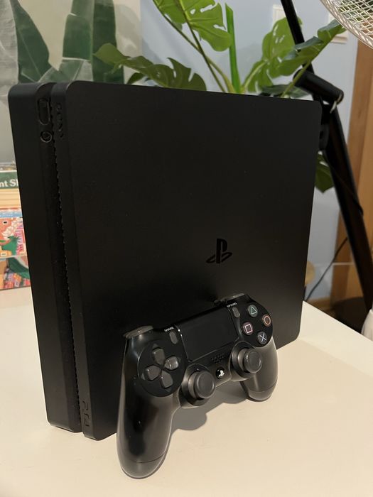 PS4 Slim 1TB.