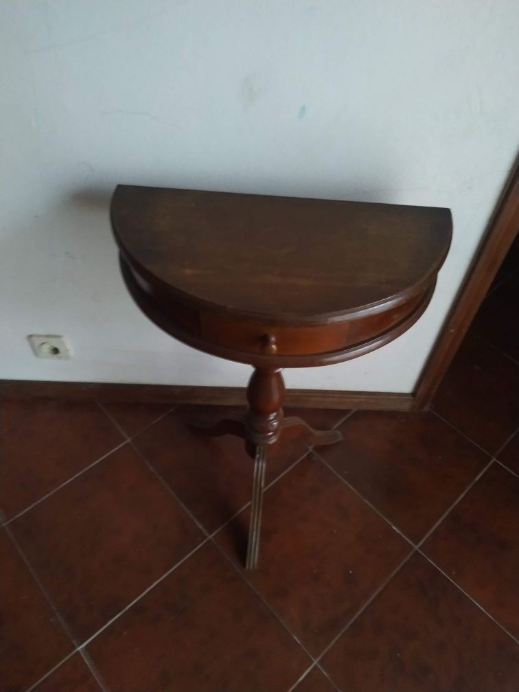 Mesa  antiga com gaveta de