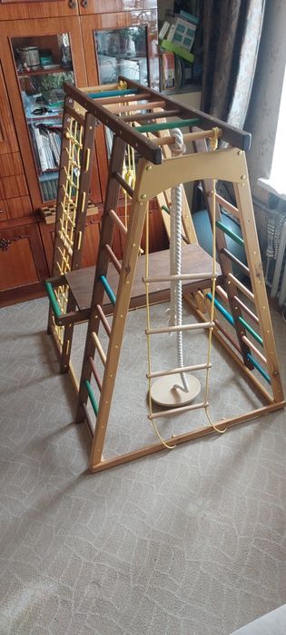 Дитячий спортивний майданчик с гіркою