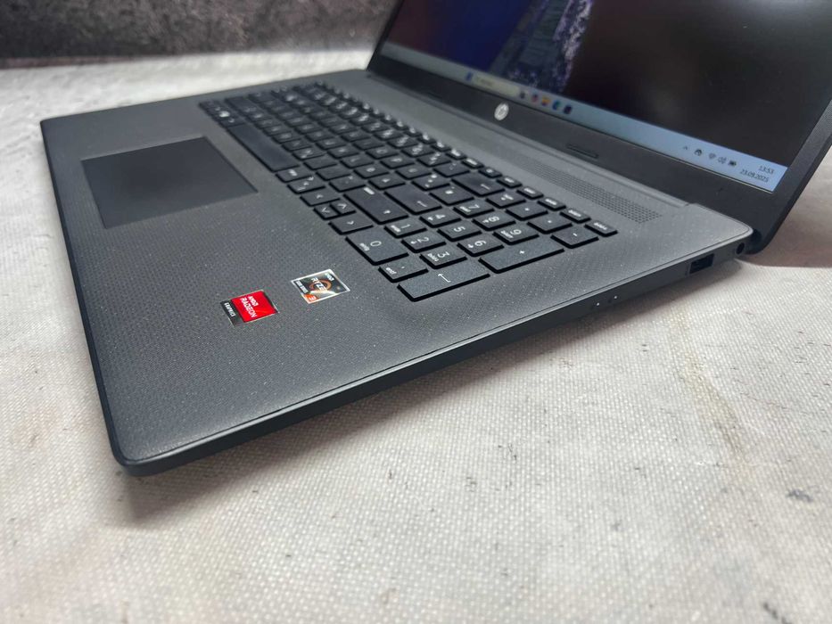 HP Pavilion 17 / Ryzen3 5300u / 16GB DDR4 / 256SSD / 17.3 HD+ / W11