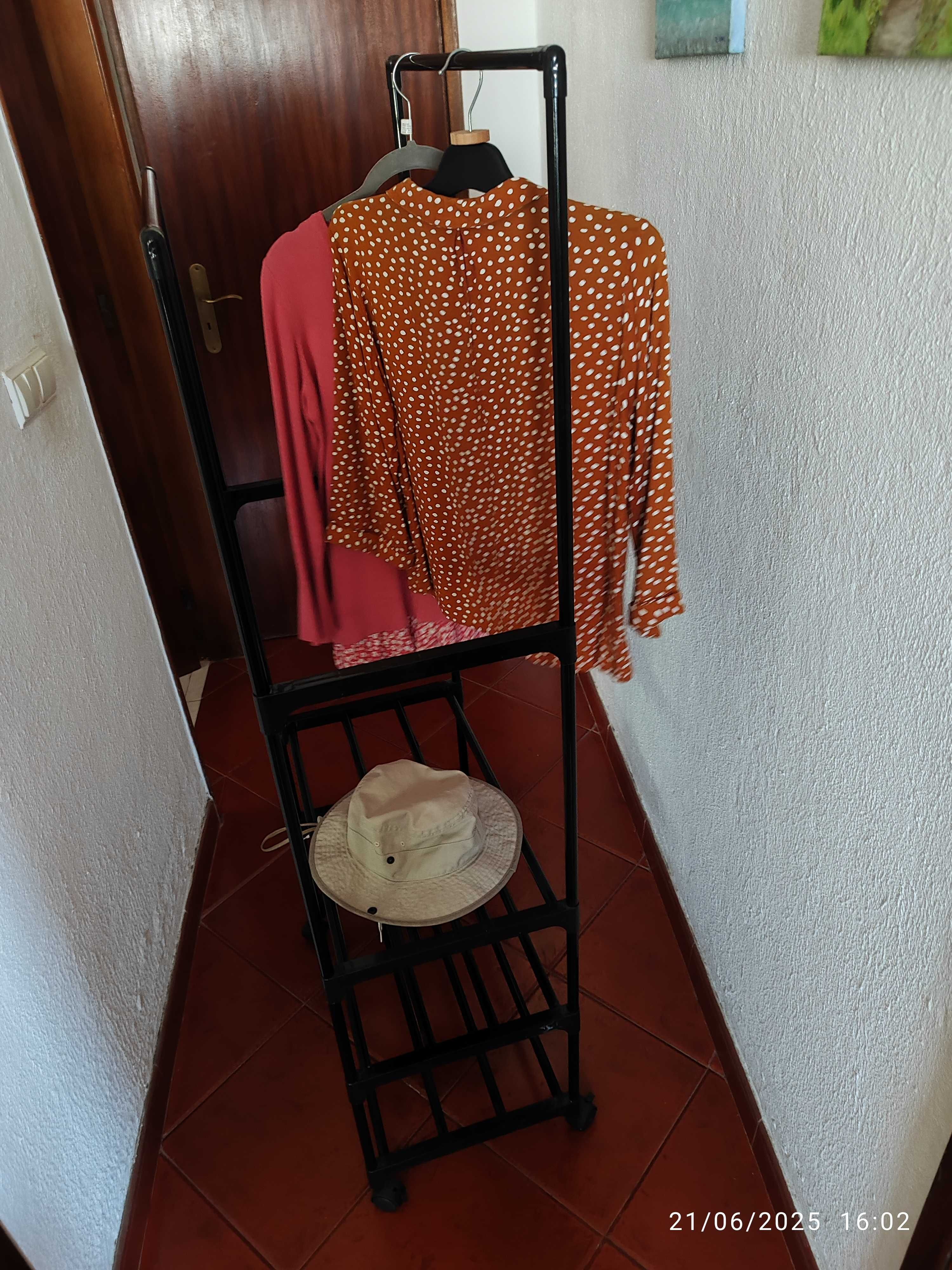 Cabide para roupas, sapatos e outras necessidades.
