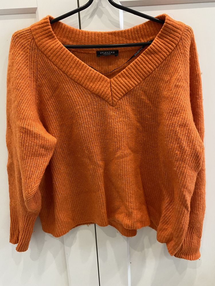 Welniany sweter z dekoltem V