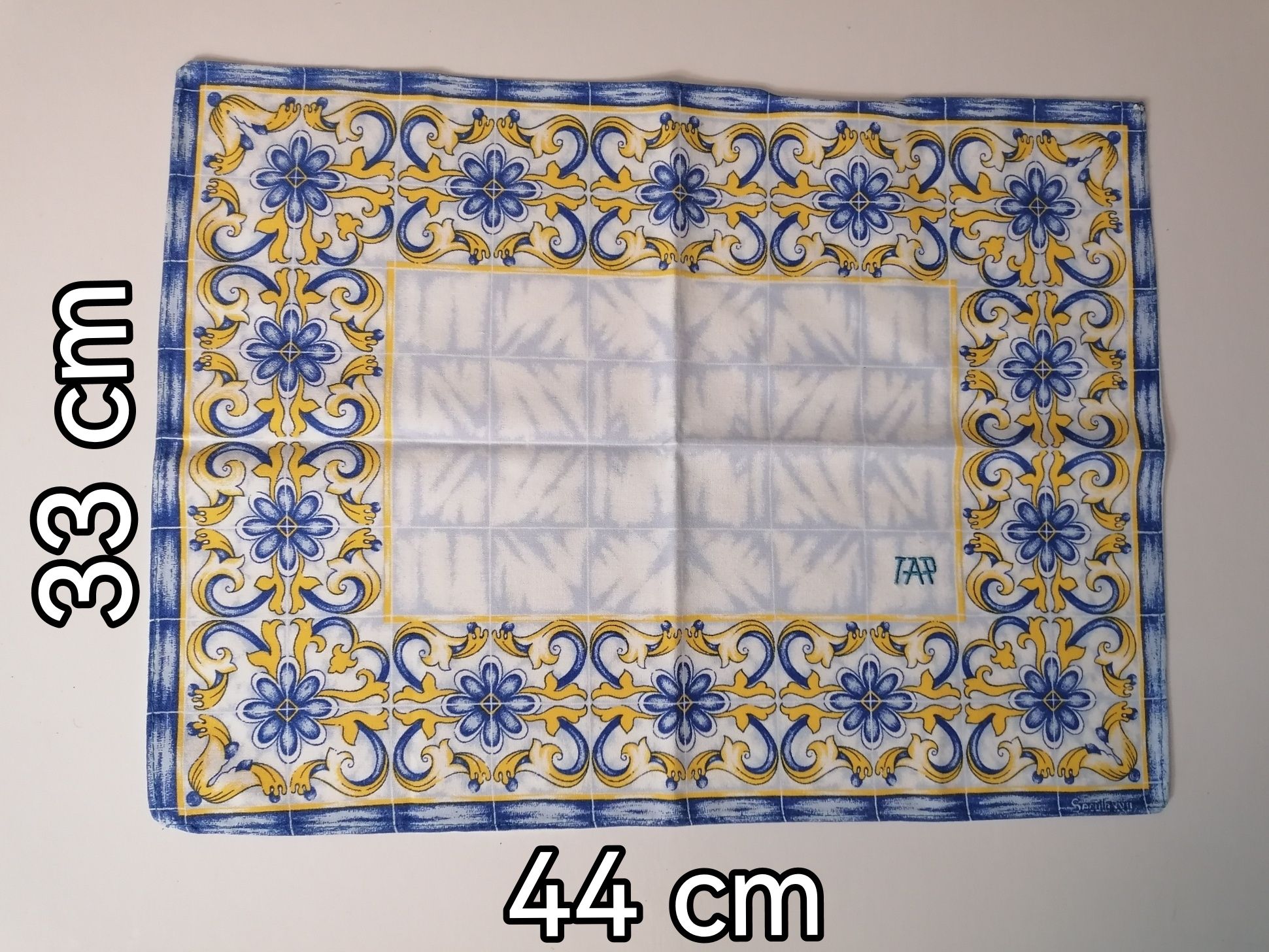 Pano em algodão reprodução de um painel de azulejos e bordado com TAP