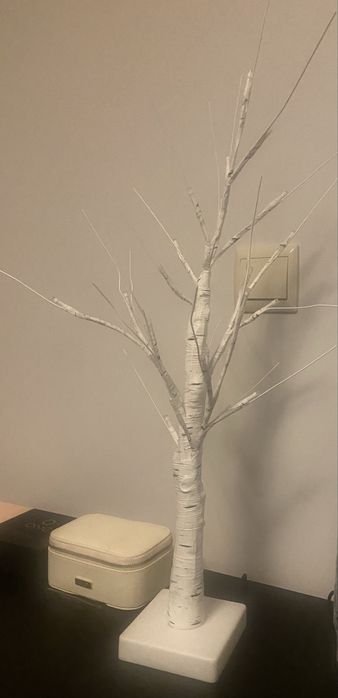 Arvore com luz. Funciona a pilhas e corrente usb