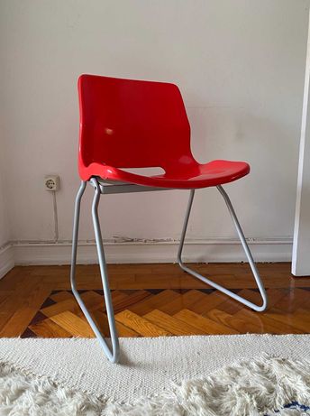 Cadeira de plástico vermelha