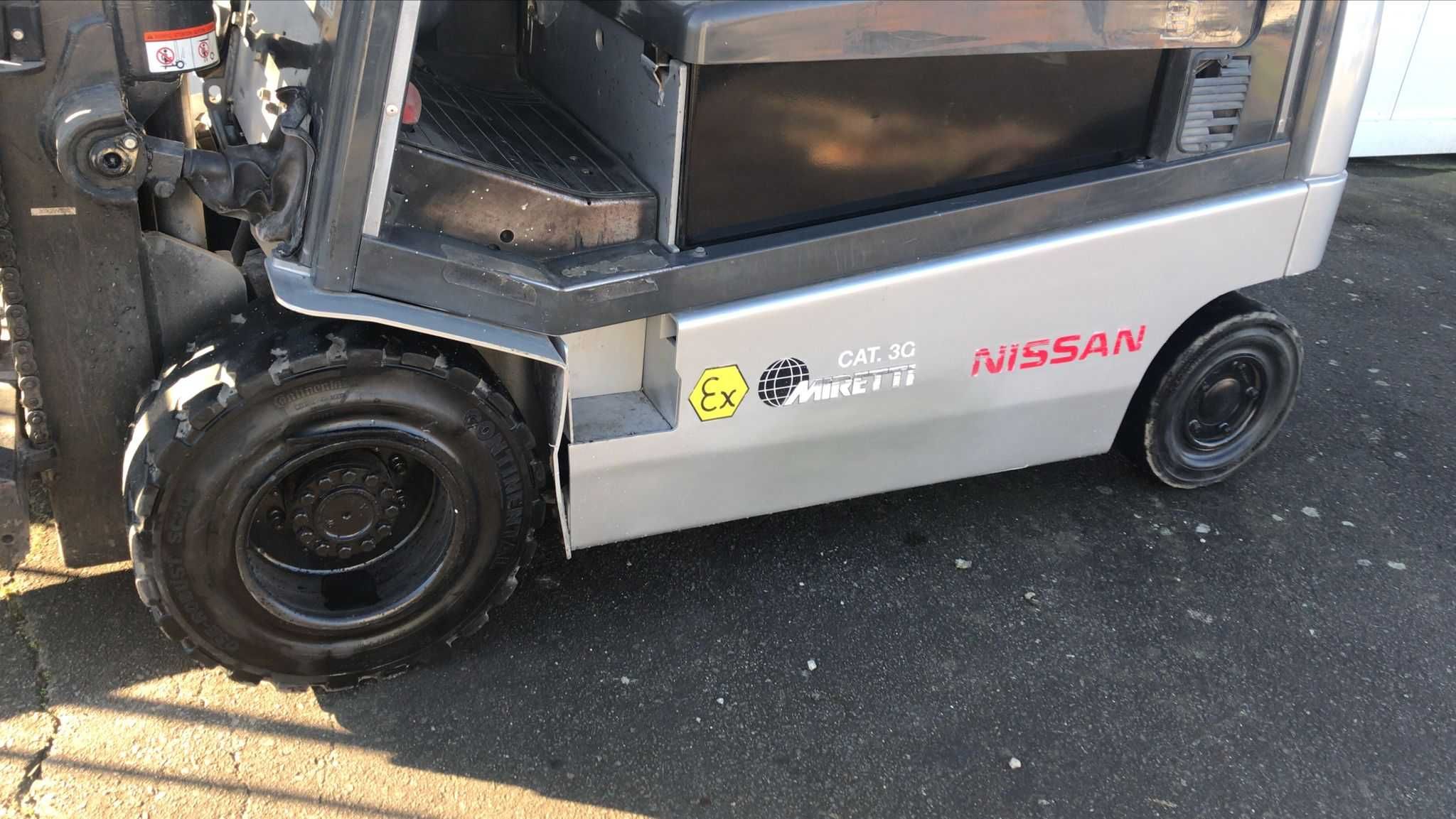Empilhador Nissan - com bateria nova - ano 2013