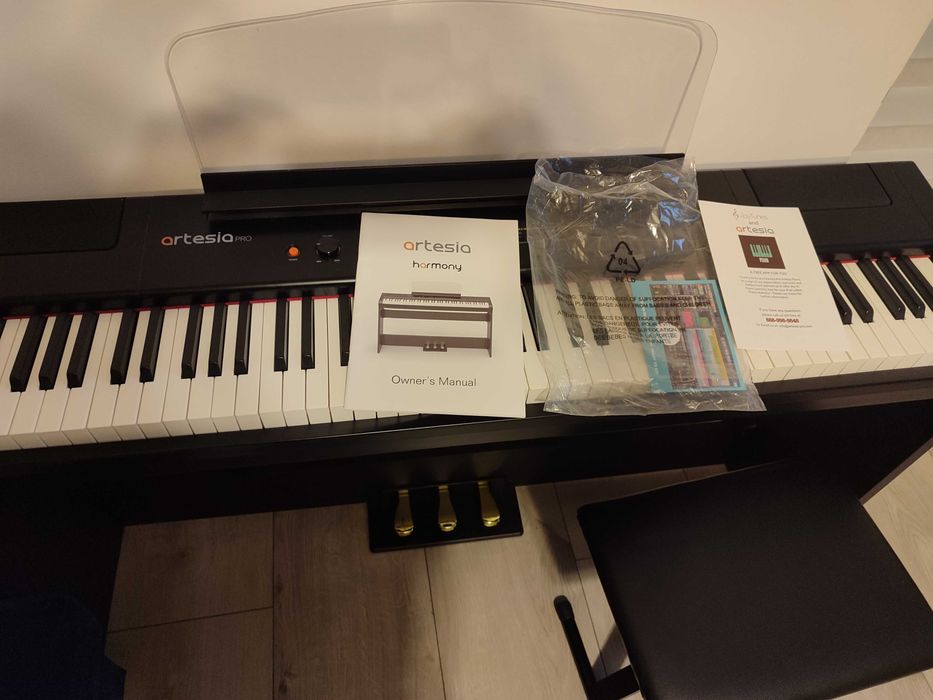 Pianino cyfrowe Artresia Harmony ze statywem i ławą keyboardową.