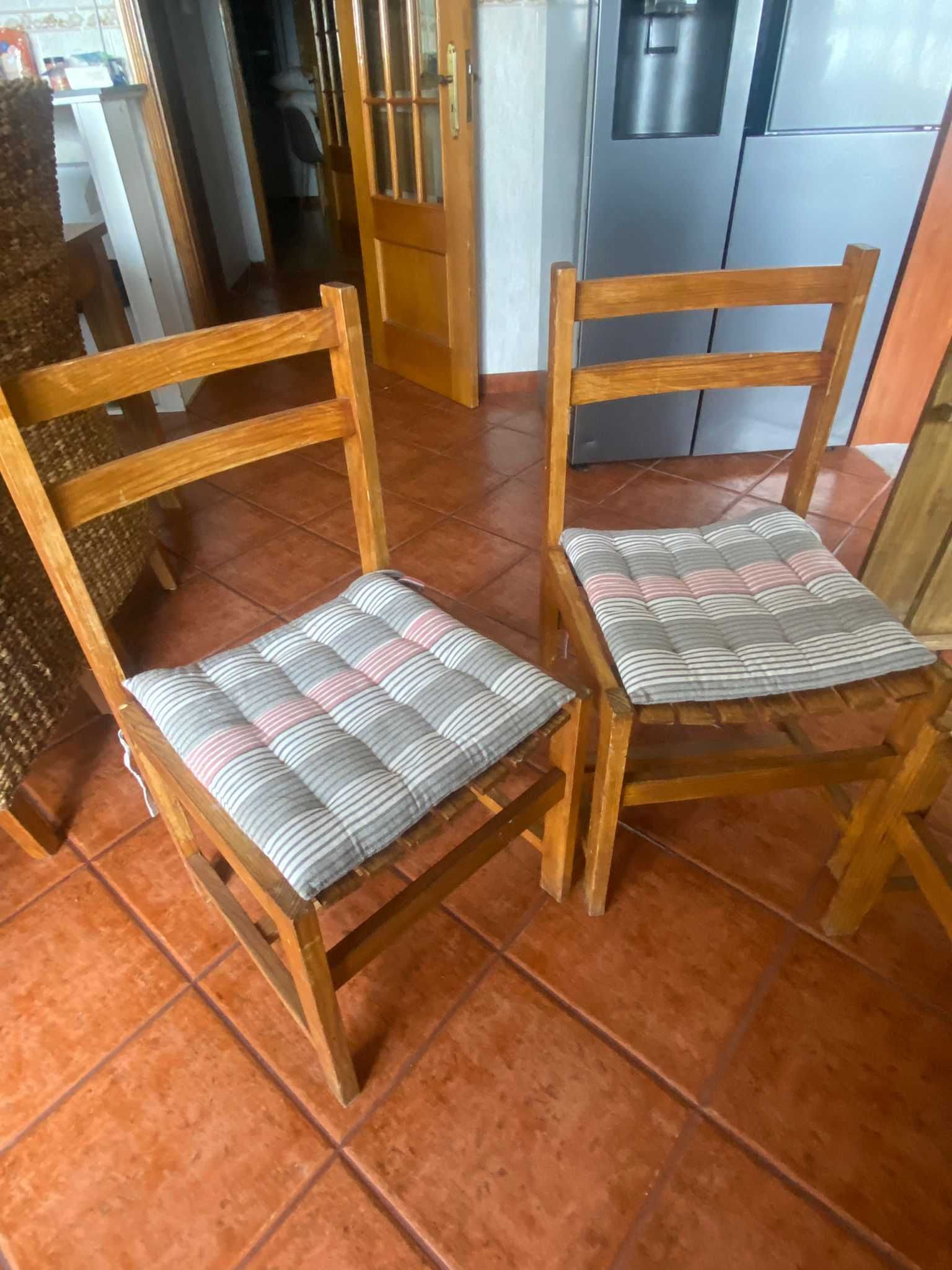 4 cadeiras de madeira com almofada
