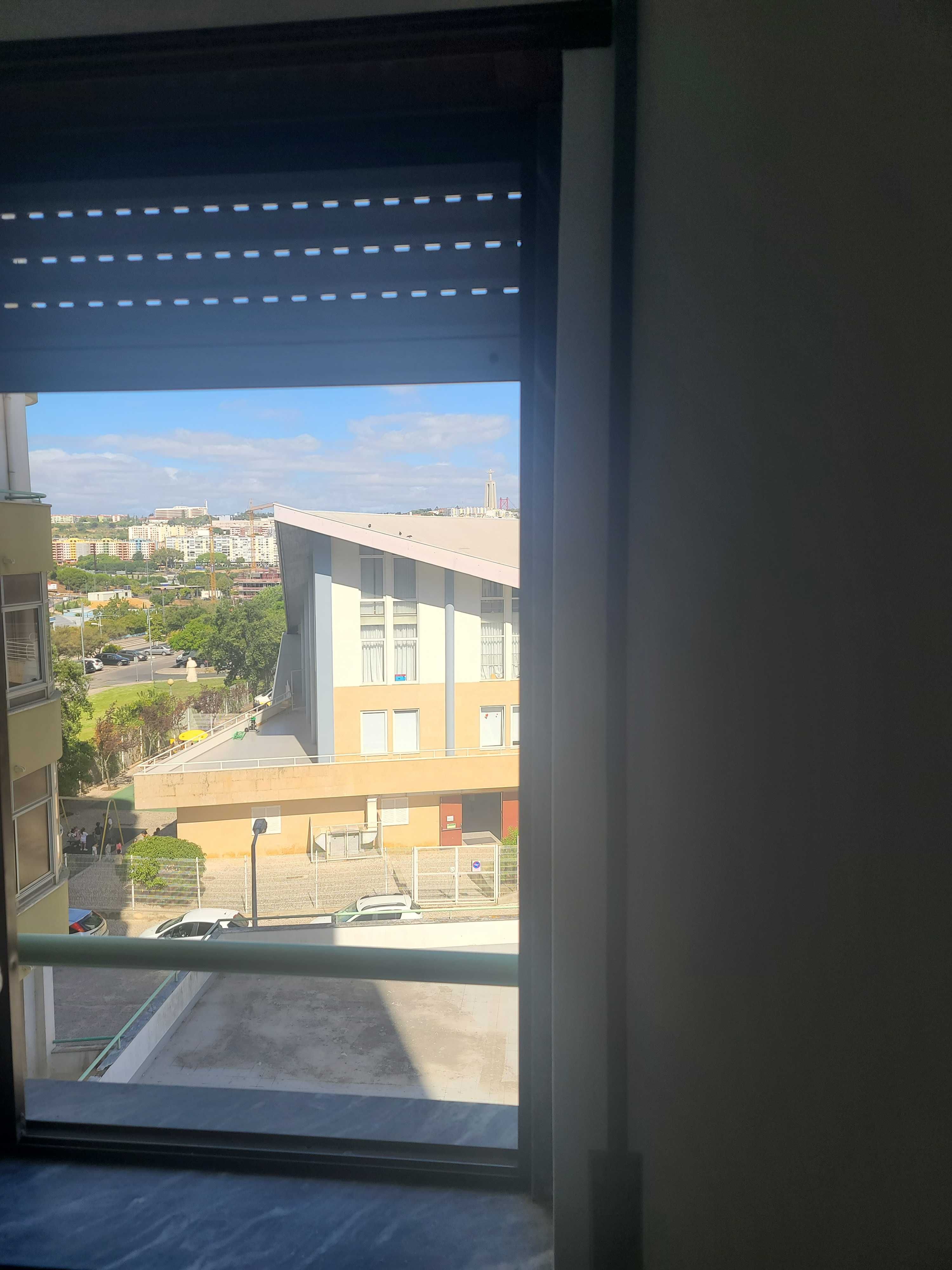 Arrenda-se / Aluga-se  apartamento T2 situado no Laranjeiro - Almada