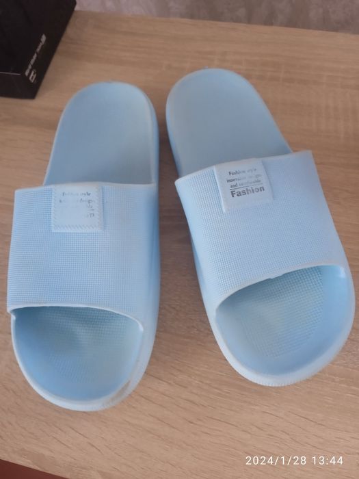 Жіночі тапочки .