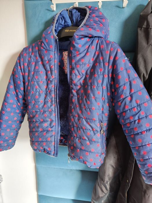 Granatowa kurtka w czerwone groszki 122