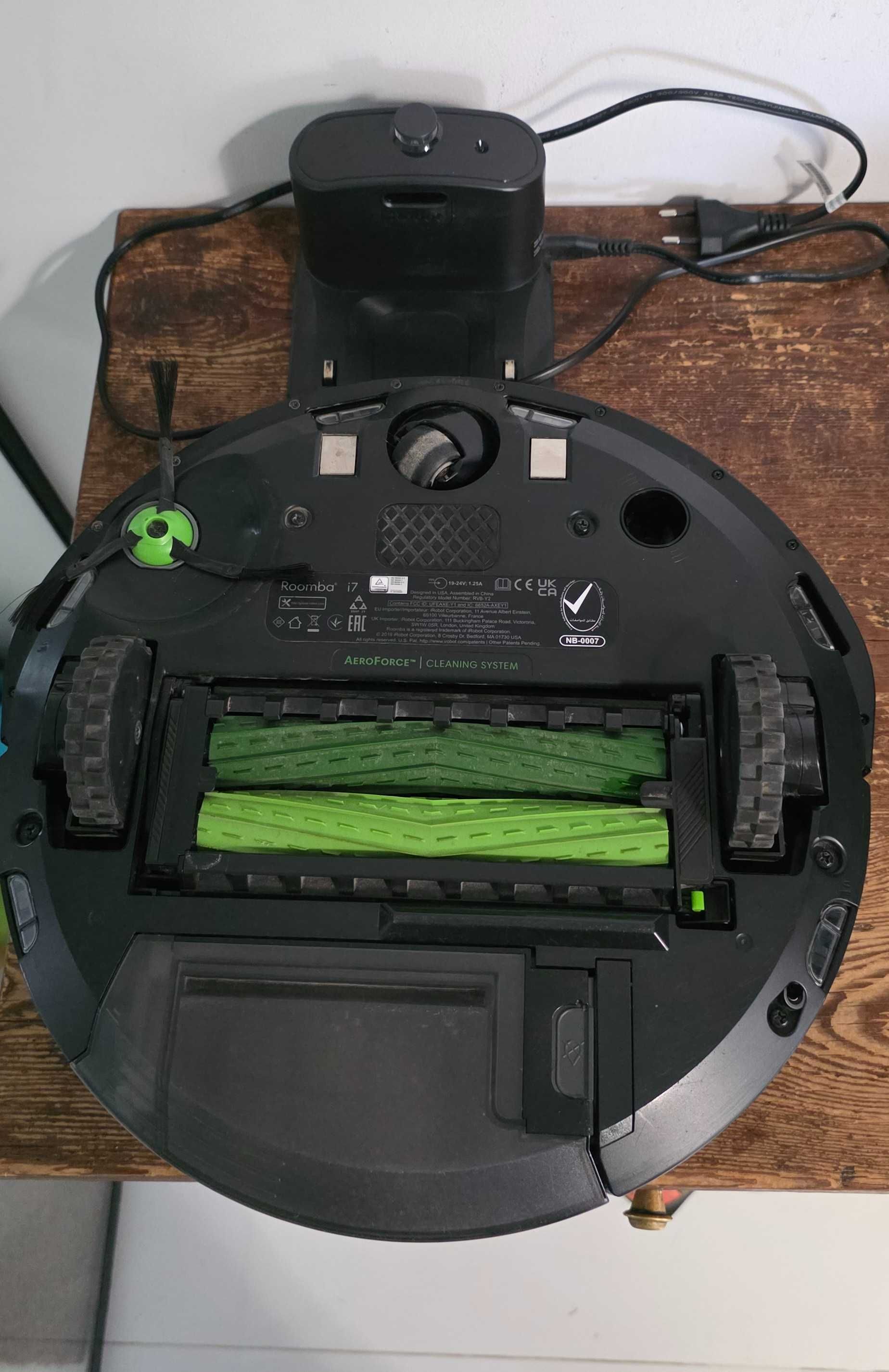 IROBOT Roomba I7 ze stacją dokującą