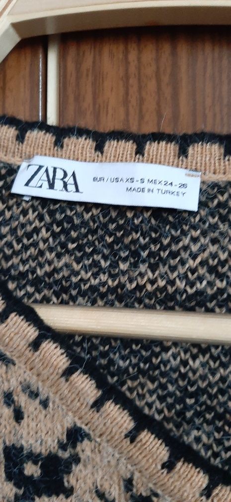 Nietuzinkowy sweter z wełną