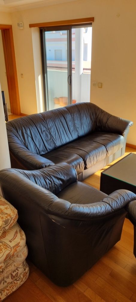 Conjunto sofá, 2 poltronas e mesa de centro