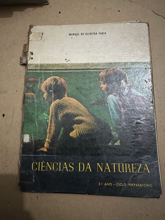 Livro antigo de ciências da natureza