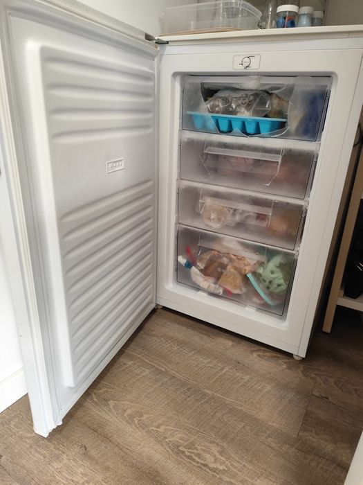 Arca vertical 4 gavetas Hoover