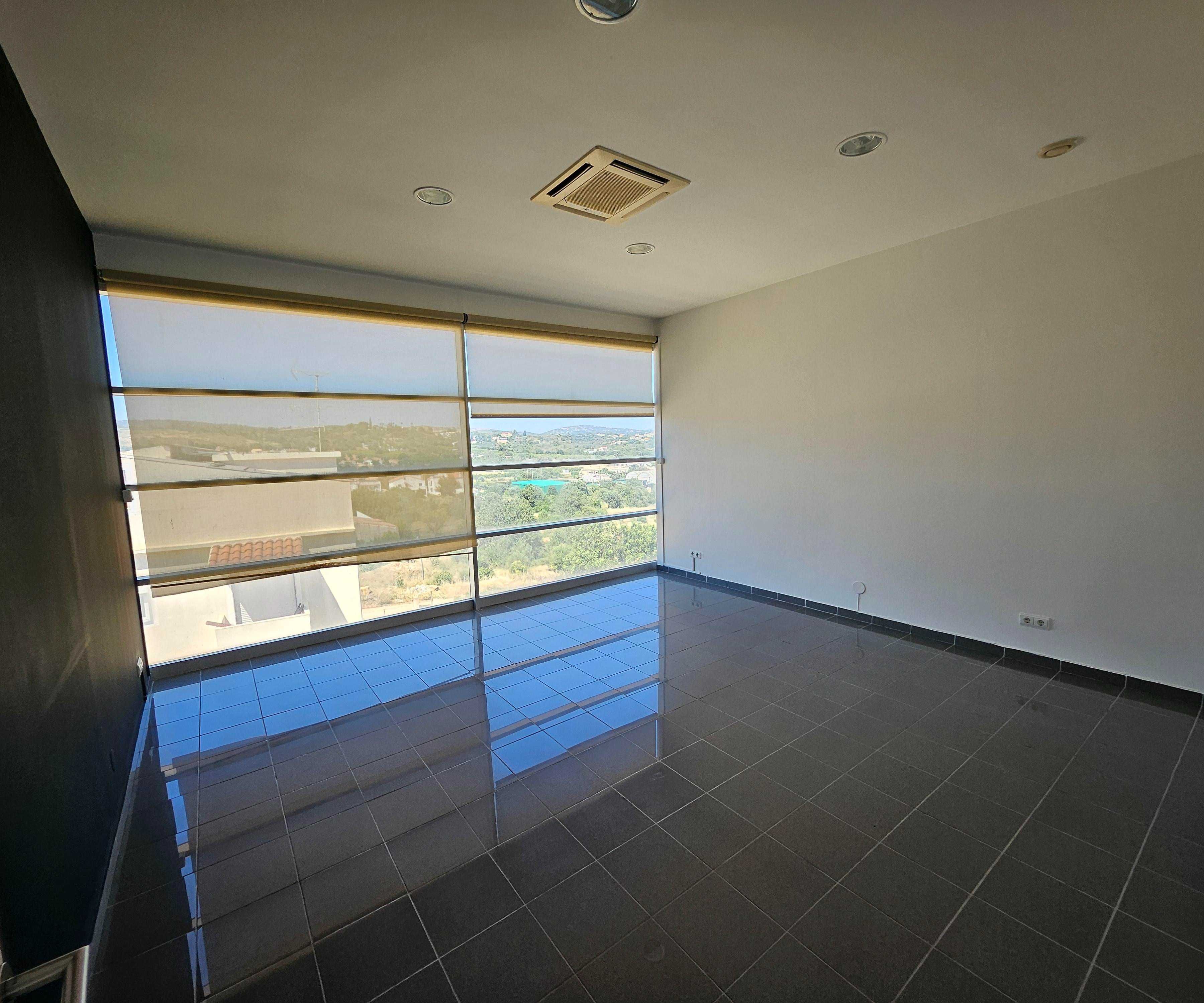 Aluga-se Loja de 55 m2 Luminosa, 2 salas Portal de Vilamoura
