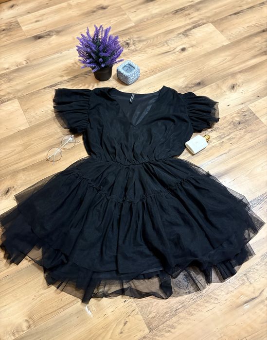 Платье нарядное, пышное, размер S, состояние идеальное.