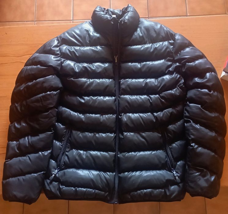 Casaco de penas impermeável.