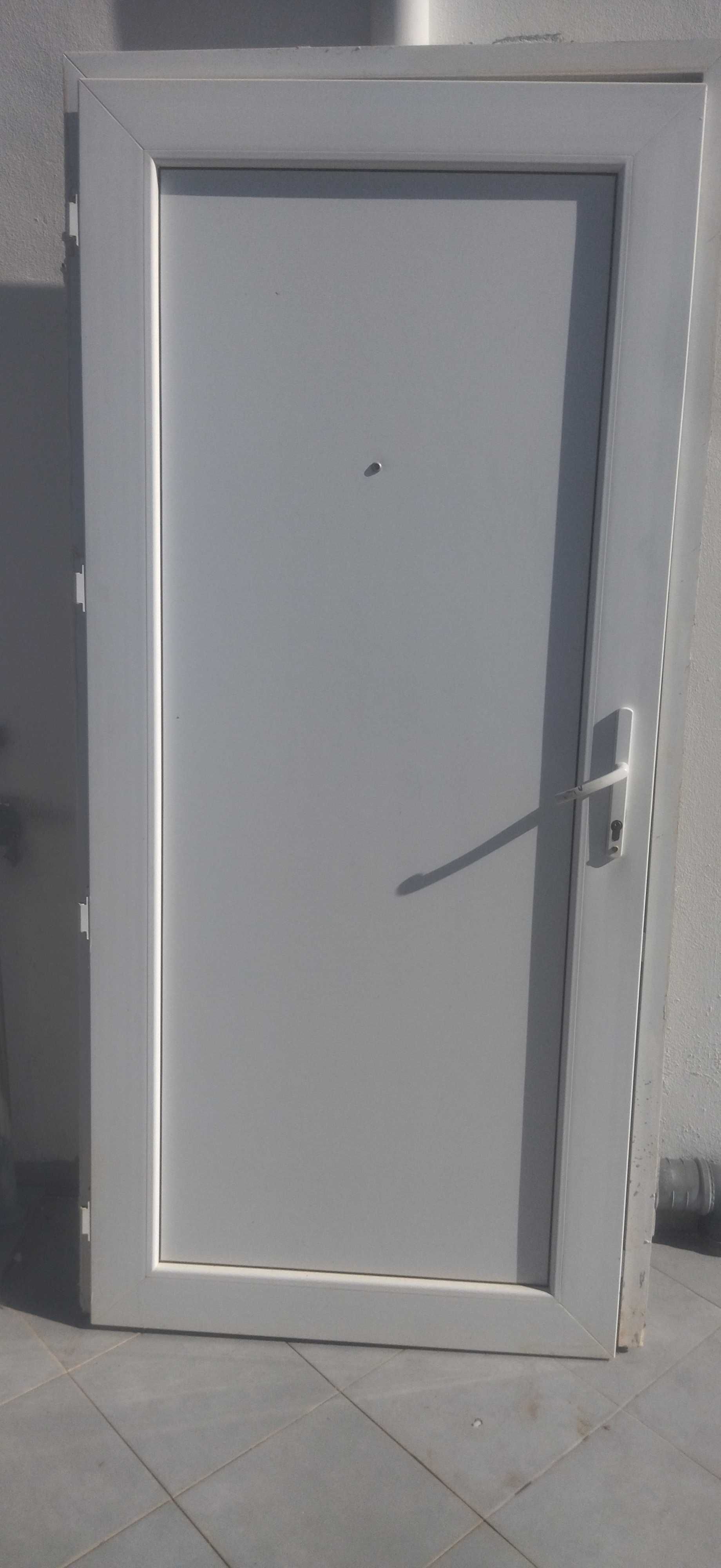 Porta em PVC completa, Porta 93 x 205, Aro 100 x 210, com chaves
