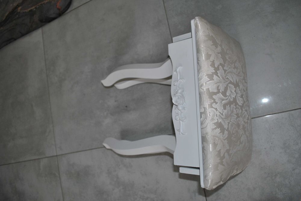 Krzesełko do toaletki do naprawy wysokość 44,50cm siedzisko 36 x 27cm