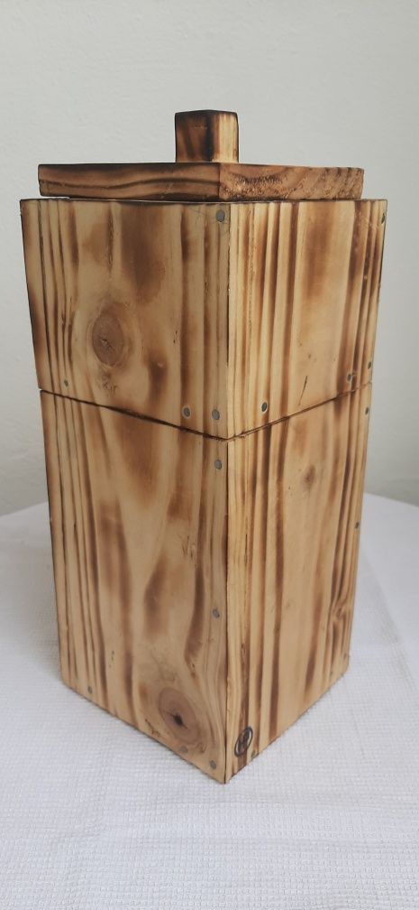 Caixa dispensadora em madeira
