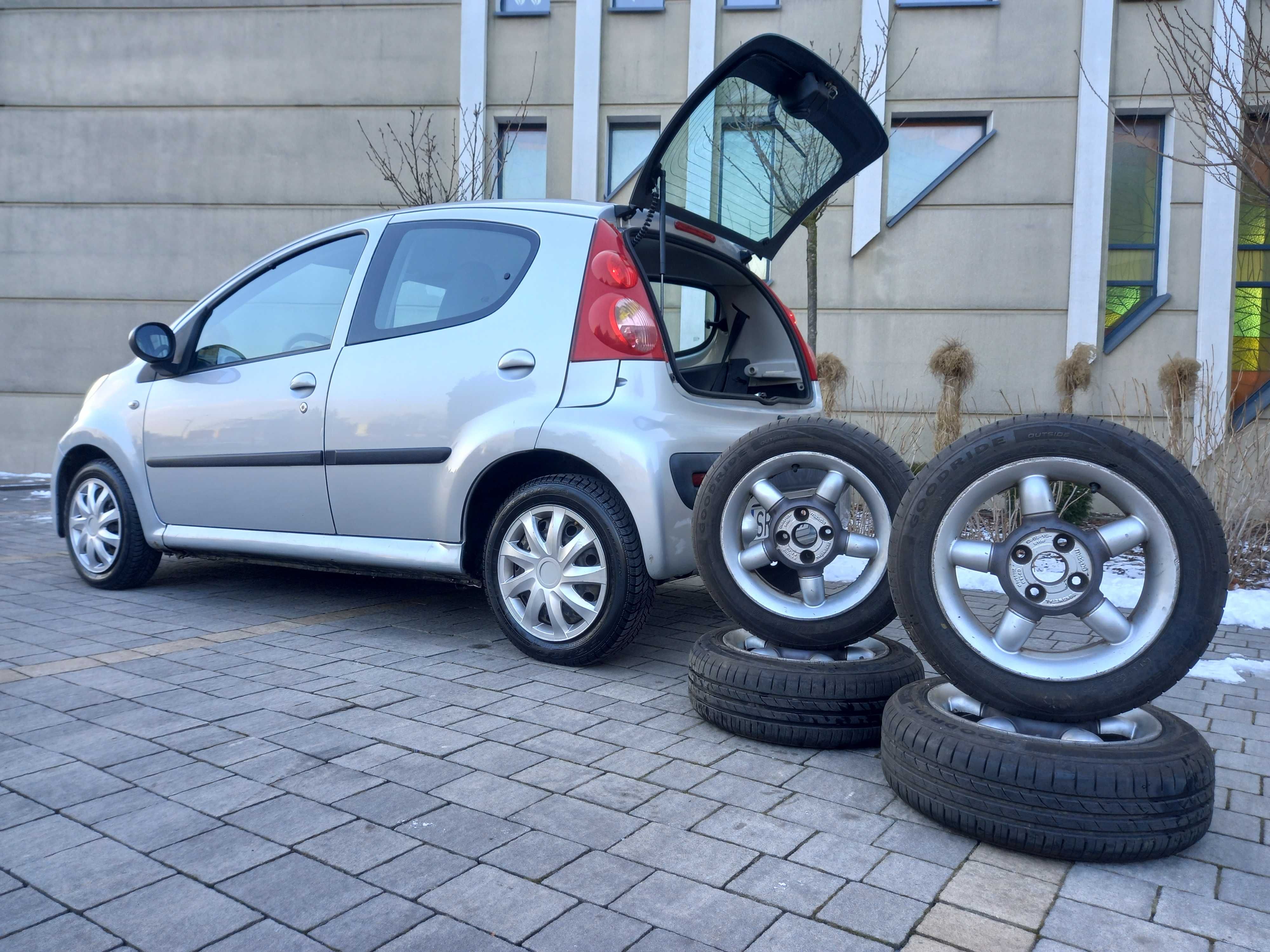 PEUGEOT 107 1.0 2006r * 5 - drzwiowy* Niski Przebieg * 2 komplety kół