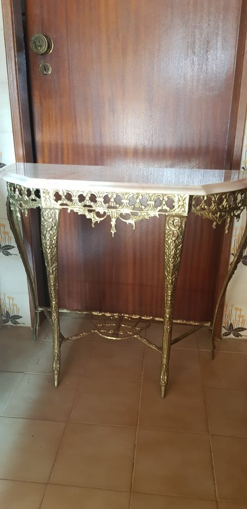 Mesa em talha dourada