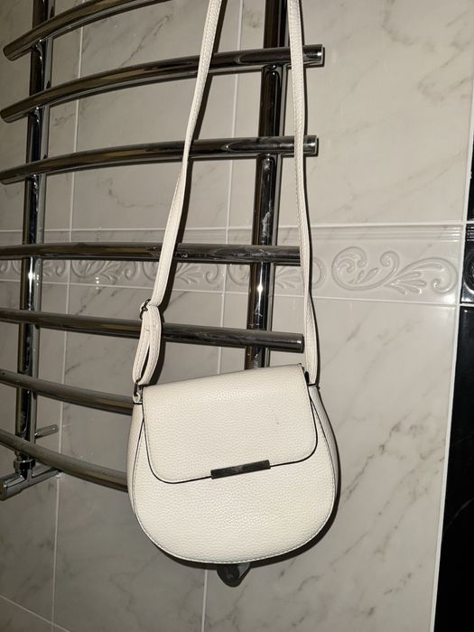 Сумка біла з довгим ремінцем