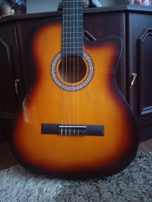 Продам гітару в як нова 0 9 8 2 3 0 8 9 3 4