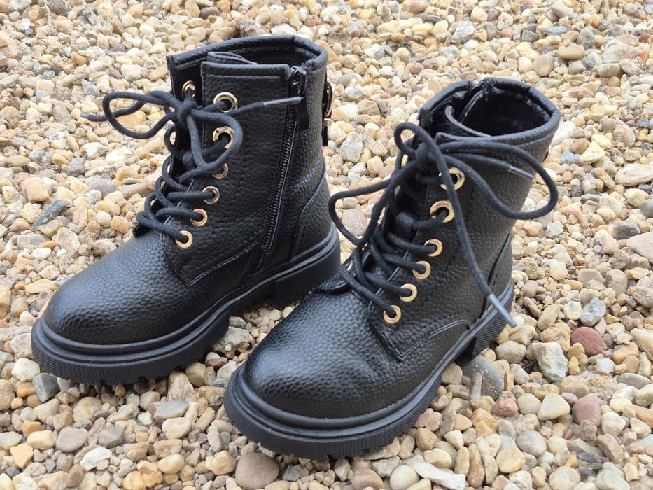 Varios tipos de sapatos para Criança