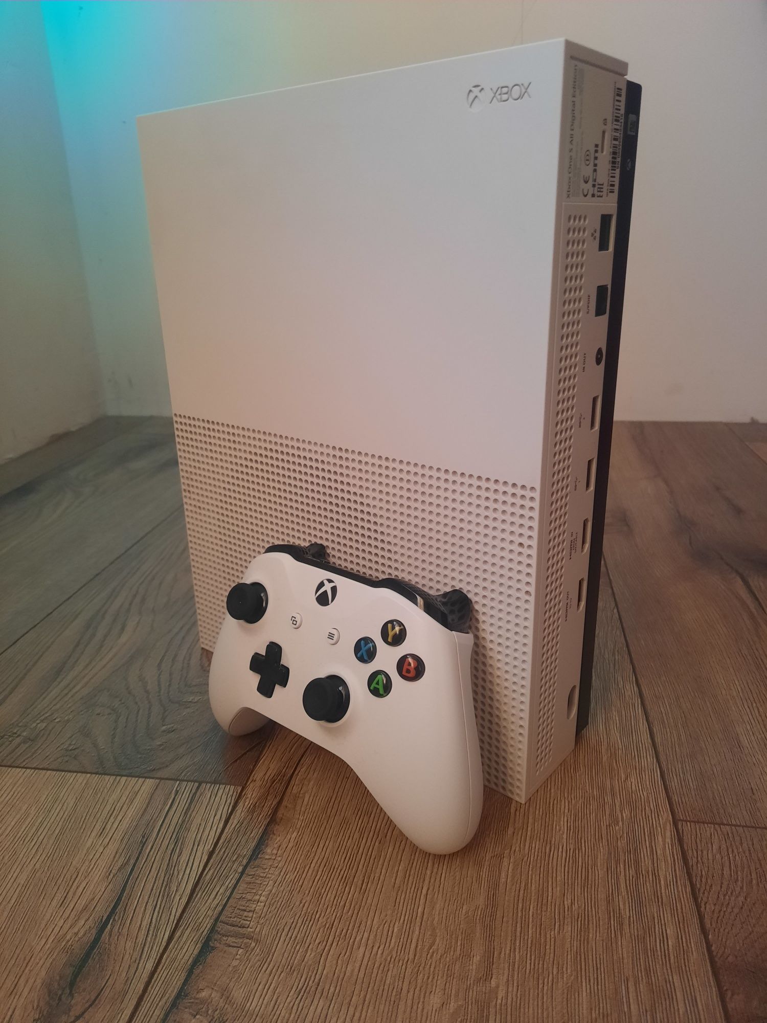 Xbox One S / 1 Tb стан ідеальний,  Підписка Ultimate на 6 Місяців.