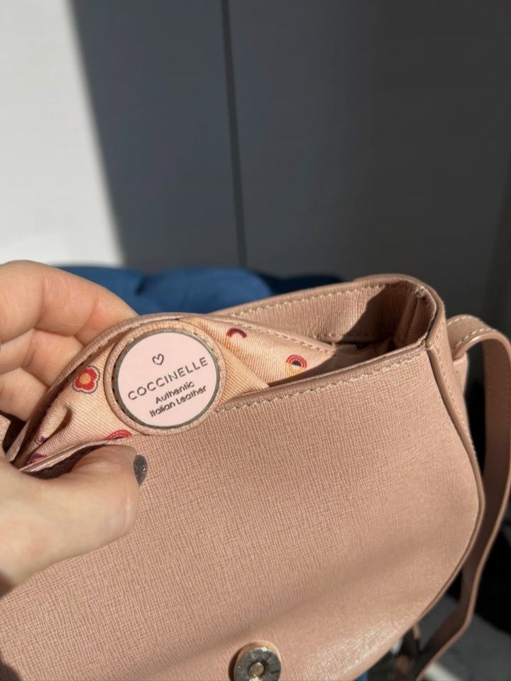 Torebka Coccinelle Clementine Soft pudrowy róż crossbody Safiano