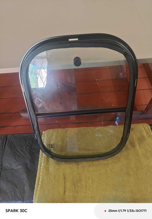 Запчастини , скло з рамою від мерседес , made in Spain