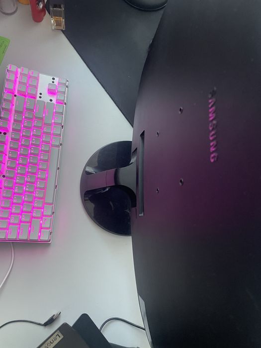 Монитор Samsung 27дюймов изогнутый 120грц