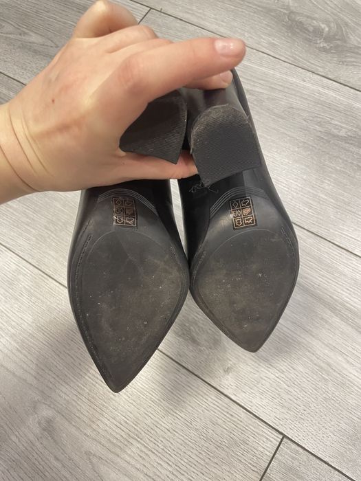 Шкіряні туфлі на підборах guess 37 розмір