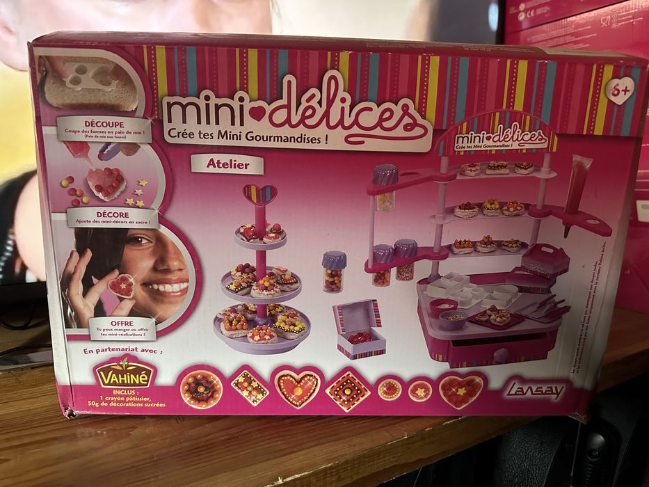 Набір для створення мініатюрних десертів.