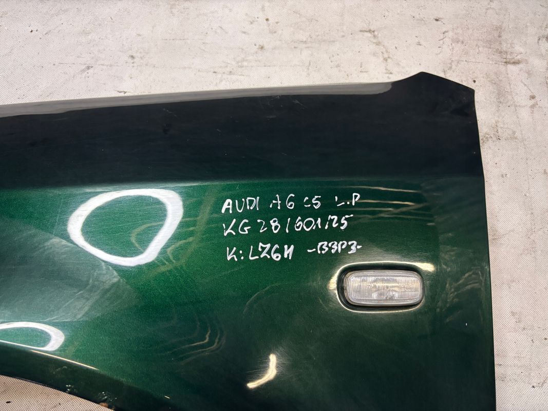 Błotnik lewy przód Audi A6 C5 k: Lz6h