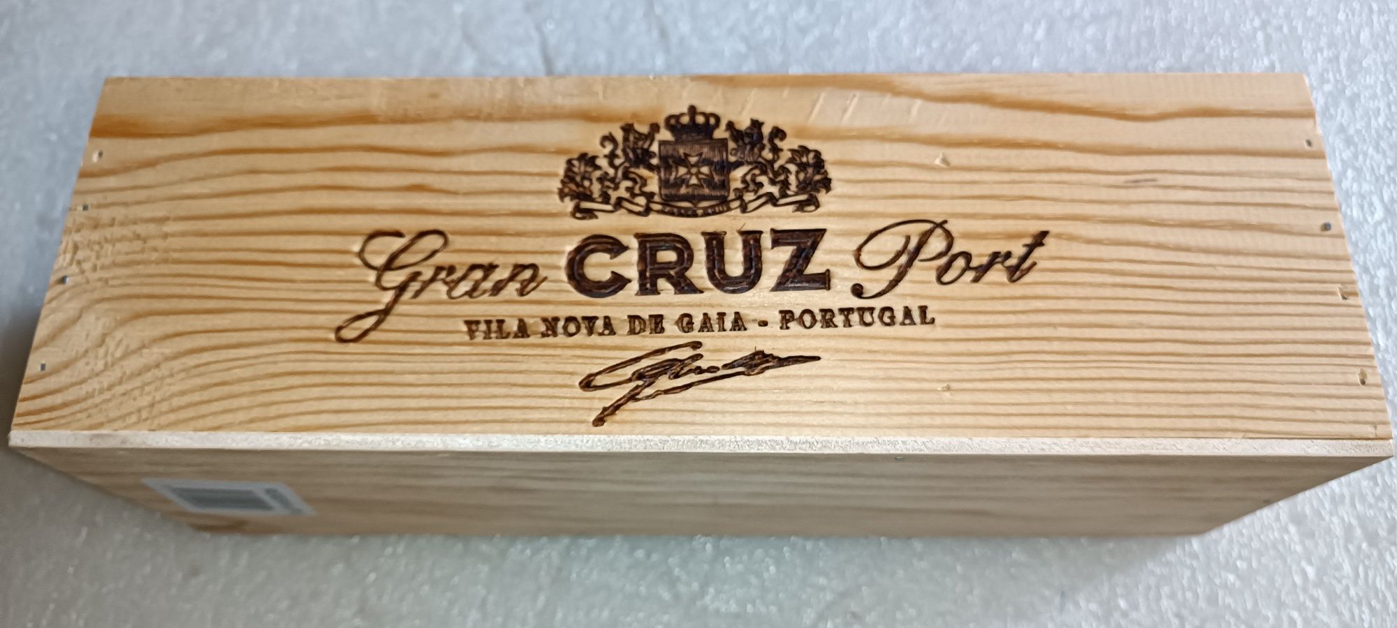 Antiga Caixa de madeira de vinho do porto timbrada assinada?