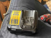 DeWalt DCB115 – ładowarka 18V, stan jak nowa – gotowa do pracy!